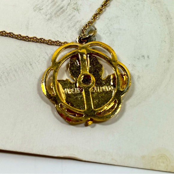 Vintage Canada Souvenir Maple Leaf Gold Tone Enamel Necklace - Picture 7 of 7